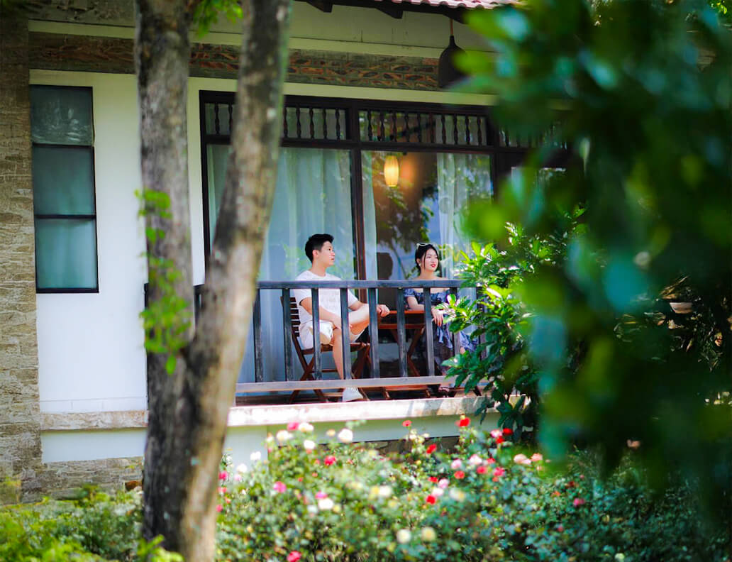 Cặp đôi thư giãn trên ban công kỳ nghỉ mơ ước